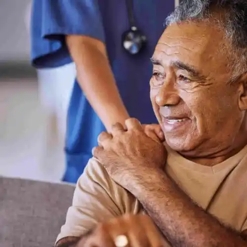 Een ervaren personenalarmeringsspecialist voert professioneel personenalarmering uit